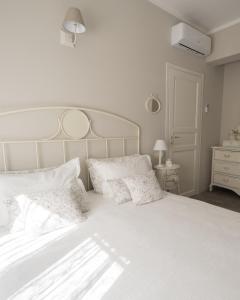 Tempat tidur dalam kamar di Bnbook Maison Charlotte Lago Maggiore