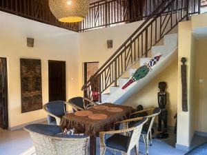 ディアニ・ビーチにあるKongo Dreamのダイニングルーム(テーブル、椅子、階段付)