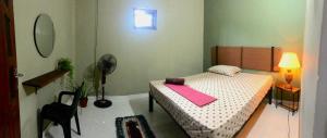 Postel nebo postele na pokoji v ubytování Airport Layover B&B