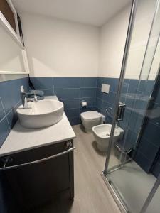 łazienka z umywalką i toaletą w obiekcie Blue Portisco w mieście Marina di Portisco