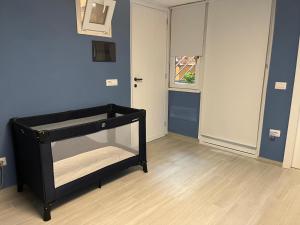 - une chambre avec des lits superposés noirs et une fenêtre dans l'établissement Blue Portisco, à Marina di Portisco