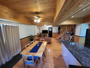 白马村白马博德度假屋的大房间设有木桌和沙发