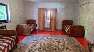 una camera con letti e una porta con un tappeto di Ohanatun - House with swimming pool in Byurakan a Byurakan