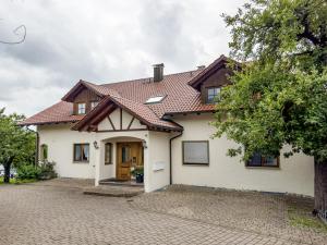 a white house with a brown roof at Drei-mädelhaus Ambs Wohnung 1 in Ravensburg