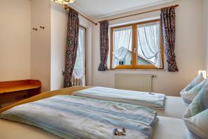 a bedroom with two beds and a window at Drei-Mädelhaus Ambs Wohnung 1 in Ravensburg