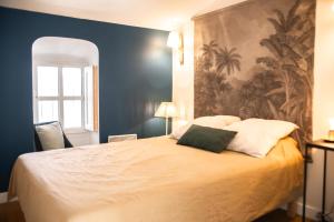 een slaapkamer met een groot wit bed en een schilderij aan de muur bij Rare gem 2 steps from the heart of Bordeaux in Bordeaux