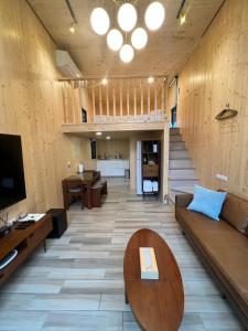 - un salon avec un canapé et une table dans l'établissement Clouds Camping House, à Nanzhuang