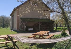 Vonkajšia záhrada v ubytovaní Gîte à la campagne groupe et famille 3 chambres Espace Jacuzzi hammam SPA