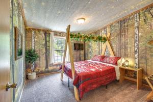 1 dormitorio con 1 cama en una habitación de temática forestal en Modern Keystone Home 4 Mi to Mount Rushmore!, en Keystone