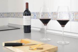 Apartamentos Comfort City في غرناطة: زجاجة من النبيذ وكأسين من النبيذ الأحمر
