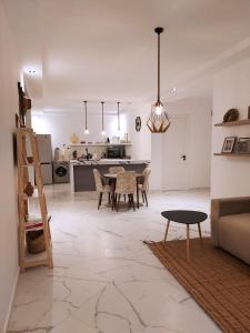 Il comprend un salon avec une table et une cuisine. dans l'établissement Entire house with private rooftop, à Al Hoceïma