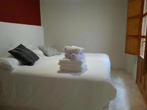 Apartamentos Comfort City في غرناطة: وجود وحشرة بيضاء جالسة فوق السرير