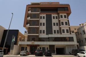 فندق بيست ليفل في جدة: مبنى فيه سيارات تقف امامه
