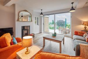 sala de estar con sofá y mesa en Host & Stay - The View at Orchard View en Hognaston