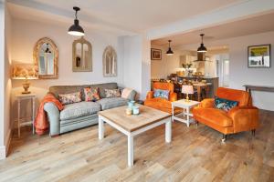 sala de estar con sofá, 2 sillas y mesa en Host & Stay - The View at Orchard View en Hognaston