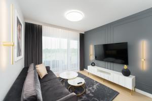 Μια τηλεόραση ή/και κέντρο ψυχαγωγίας στο Apartament z basenem Polanki Aqua D306