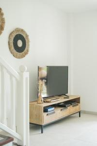 sala de estar con TV en una mesa de centro de madera en Cottage Sable et Soleil en Anse Marcel 