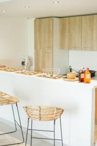 uma cozinha com duas cadeiras e uma bancada em Cottage Sable et Soleil em Anse Marcel 