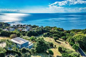 una vista aérea de una casa junto al océano en WEAZER 西伊豆 en Izu