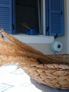 una cesta de mimbre en un porche con ventana en Seaside resort- kallithea, 