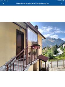 un balcón de una casa con vistas a la montaña en La cerbiatta, en Castel di Sangro
