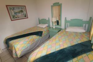 - une chambre avec 2 lits et un miroir dans l'établissement Rondevoux 14, à Margate