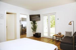 Ένα ή περισσότερα κρεβάτια σε δωμάτιο στο Studio Apartment Gea - Peaceful & Quiet - Queen Bed, Modern, Parking +6 φωτογραφίες