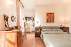 a bedroom with a bed and a dresser and a desk at Appartamento Lungolago in Domaso
