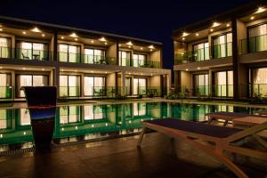 Bazén v ubytování Edem Apartments nebo v jeho okolí