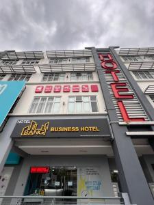 a building with a sign for a business hotel at BANGI BUSINESS Hotel in Kampong Sungai Ramal Dalam
