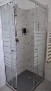 una doccia con porta in vetro in bagno di La Stazione a Monserrato