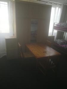ein Esszimmer mit einem Holztisch und Stühlen in der Unterkunft RENA in Prag