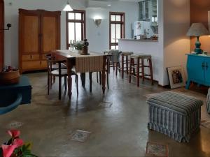 uma cozinha e sala de jantar com mesa e cadeiras em casa Encantadora em Florianópolis