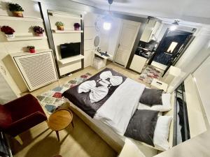 una piccola camera con letto e sedia di Taksim Center Luxury Hotel a Istanbul