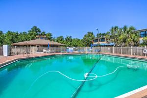 una piscina con una manguera en el agua en Gulf Breeze Escape with Patio and Community Pool!, en Gulf Breeze