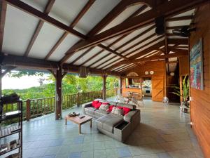 德賽的住宿－Villa Nature caraïbe lodge, vue mer, piscine privée，客厅配有沙发和桌子