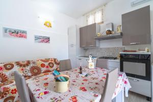een keuken met een tafel en een bank in een kamer bij Appartamento con vista piscina in Noto