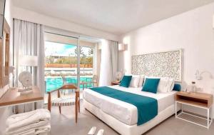 Postel nebo postele na pokoji v ubytování ST CONSTANTIN SEA HOTEL & SPA RESORT