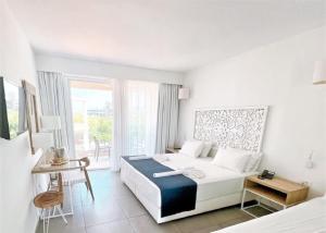 Postel nebo postele na pokoji v ubytování ST CONSTANTIN SEA HOTEL & SPA RESORT