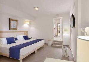 Postel nebo postele na pokoji v ubytování ST CONSTANTIN SEA HOTEL & SPA RESORT