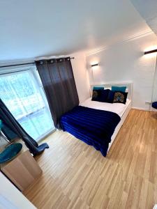 Un pat sau paturi într-o cameră la Homely Cozy 1 bedroom Apartment
