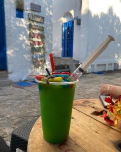 a green cup sitting on top of a table at El santorini colombiano en Doradal in Puerto Triunfo