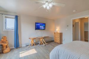 1 dormitorio con 1 cama y TV en la pared en The Central Driftwood Inn 2, en North Pole
