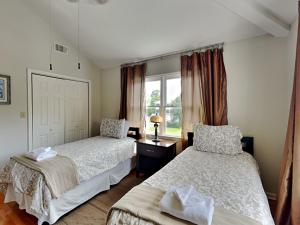 una camera con due letti e una finestra di Sweet Sunset a Tybee Island