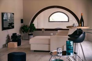 Judeka Agriresort في كالتاجيروني: غرفة معيشة مع أريكة بيضاء ونافذة
