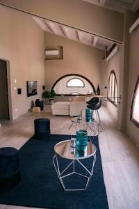 ein großes Wohnzimmer mit einem Sofa und einem Tisch in der Unterkunft Judeka Agriresort in Caltagirone