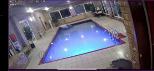 widok na basen w domu w obiekcie Winterwood w mieście Listowel