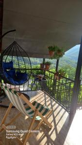Vista generica sulle montagne o vista sulle montagne dall'interno dell'affittacamere
