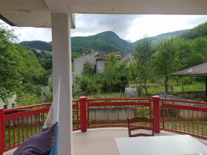 una veranda con recinzione rossa e sedia di Casa BnB Pappappero Monti della Laga a Fioli
