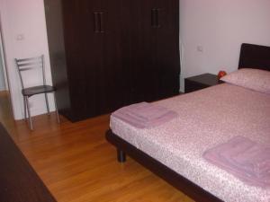 1 dormitorio con 1 cama, armario y silla en Venice 4 You, en Mestre